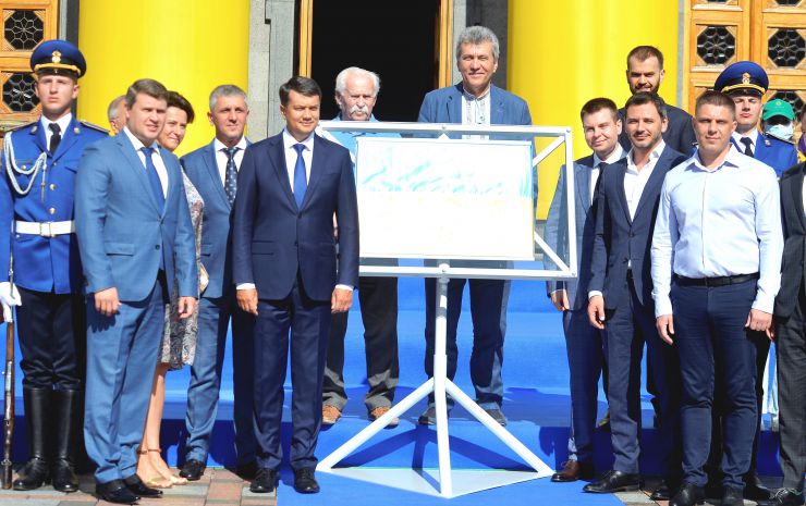 Урочисте відкриття стенду з Прапором Незалежності України перед Верховною Радою. На площі Конституції вперше за 30 років відбудеться захід, приурочений до історичної події, що відбулася у Верховній Раді та ознаменувала відновлення незалежної Української Держави. 24 серпня 1991 року група народних депутатів внесла прапор Незалежності України до зали пленарних засідань. Цей історичний факт зафіксовано в стенограмі засідання позачергової сесії Верховної Ради України від 24 серпня 1991 року. Традиційно під час урочистих засідань з нагоди державних свят Прапор Незалежності України символічно вносять до зали пленарних засідань Верховної Ради народні депутати, які були безпосередніми учасниками ухвалення 