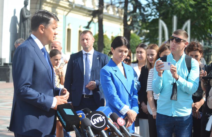 Урочисте відкриття стенду з Прапором Незалежності України перед Верховною Радою. На площі Конституції вперше за 30 років відбудеться захід, приурочений до історичної події, що відбулася у Верховній Раді та ознаменувала відновлення незалежної Української Держави. 24 серпня 1991 року група народних депутатів внесла прапор Незалежності України до зали пленарних засідань. Цей історичний факт зафіксовано в стенограмі засідання позачергової сесії Верховної Ради України від 24 серпня 1991 року. Традиційно під час урочистих засідань з нагоди державних свят Прапор Незалежності України символічно вносять до зали пленарних засідань Верховної Ради народні депутати, які були безпосередніми учасниками ухвалення 