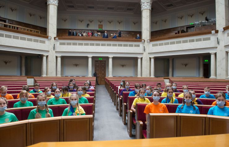Дні відкритих дверей у Верховній Раді України з нагоди Дня Державного Прапора України та Дня незалежності України за участі Голови Верховної Ради України Дмитра Разумкова. У ці дні гості парламенту відвідали Освітній центр Верховної Ради України, побували у кулуарах, гостьовій ложі залу пленарних засідань, де ухвалюються закони України, а також отримали інформацію про роботу законодавчого органу держави, дізналися про історію створення будинку українського парламенту. Громадяни мають змогу спостерігати за церемонією несення 
