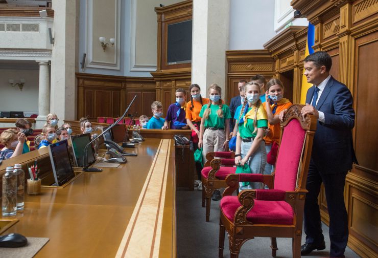 Дні відкритих дверей у Верховній Раді України з нагоди Дня Державного Прапора України та Дня незалежності України за участі Голови Верховної Ради України Дмитра Разумкова. У ці дні гості парламенту відвідали Освітній центр Верховної Ради України, побували у кулуарах, гостьовій ложі залу пленарних засідань, де ухвалюються закони України, а також отримали інформацію про роботу законодавчого органу держави, дізналися про історію створення будинку українського парламенту. Громадяни мають змогу спостерігати за церемонією несення 
