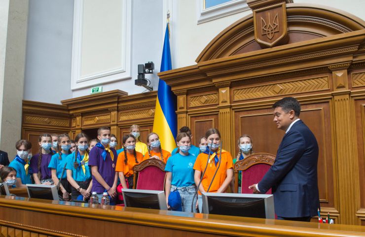 Дні відкритих дверей у Верховній Раді України з нагоди Дня Державного Прапора України та Дня незалежності України за участі Голови Верховної Ради України Дмитра Разумкова. У ці дні гості парламенту відвідали Освітній центр Верховної Ради України, побували у кулуарах, гостьовій ложі залу пленарних засідань, де ухвалюються закони України, а також отримали інформацію про роботу законодавчого органу держави, дізналися про історію створення будинку українського парламенту. Громадяни мають змогу спостерігати за церемонією несення 