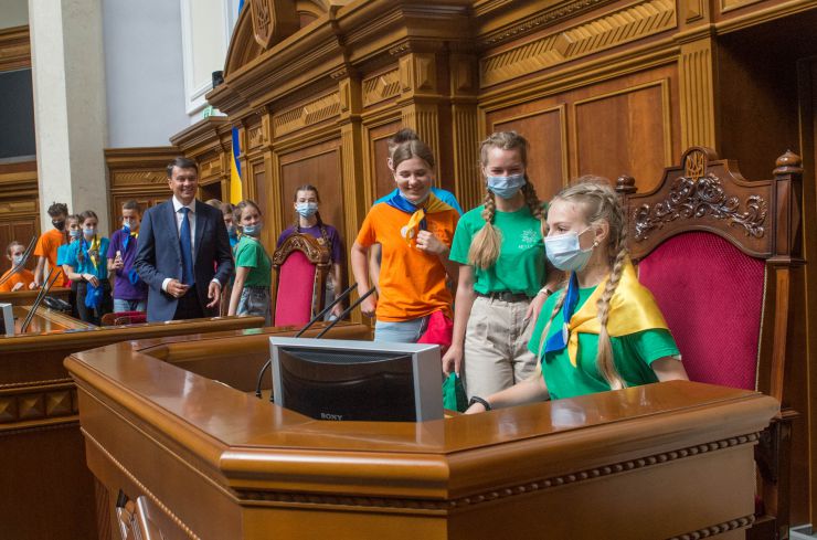 Дні відкритих дверей у Верховній Раді України з нагоди Дня Державного Прапора України та Дня незалежності України за участі Голови Верховної Ради України Дмитра Разумкова. У ці дні гості парламенту відвідали Освітній центр Верховної Ради України, побували у кулуарах, гостьовій ложі залу пленарних засідань, де ухвалюються закони України, а також отримали інформацію про роботу законодавчого органу держави, дізналися про історію створення будинку українського парламенту. Громадяни мають змогу спостерігати за церемонією несення 