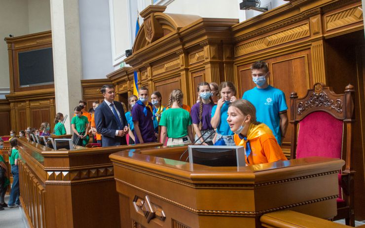 Дні відкритих дверей у Верховній Раді України з нагоди Дня Державного Прапора України та Дня незалежності України за участі Голови Верховної Ради України Дмитра Разумкова. У ці дні гості парламенту відвідали Освітній центр Верховної Ради України, побували у кулуарах, гостьовій ложі залу пленарних засідань, де ухвалюються закони України, а також отримали інформацію про роботу законодавчого органу держави, дізналися про історію створення будинку українського парламенту. Громадяни мають змогу спостерігати за церемонією несення 