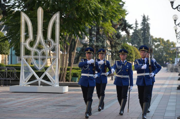 Урочиста церемонія підняття Прапора Незалежності України до Дня Державного Прапора України на площі Конституції перед будівлею Парламенту. В урочистостях взяли участь Голова Верховної Ради України Дмитро Разумков, Перший заступник Голови Руслан Стефанчук, Заступниця Голови Олена Кондратюк та народні депутати.