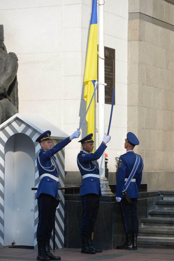 Урочиста церемонія підняття Прапора Незалежності України до Дня Державного Прапора України на площі Конституції перед будівлею Парламенту. В урочистостях взяли участь Голова Верховної Ради України Дмитро Разумков, Перший заступник Голови Руслан Стефанчук, Заступниця Голови Олена Кондратюк та народні депутати.