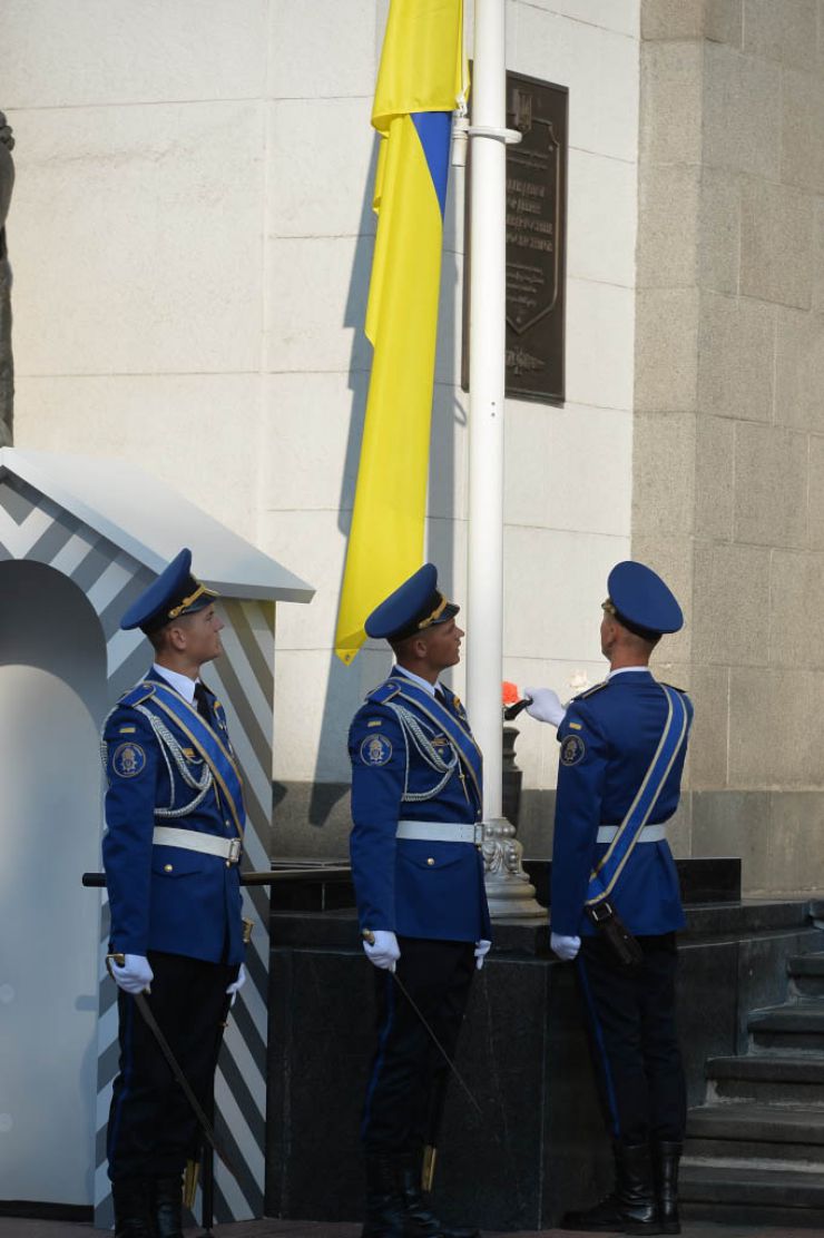 Урочиста церемонія підняття Прапора Незалежності України до Дня Державного Прапора України на площі Конституції перед будівлею Парламенту. В урочистостях взяли участь Голова Верховної Ради України Дмитро Разумков, Перший заступник Голови Руслан Стефанчук, Заступниця Голови Олена Кондратюк та народні депутати.