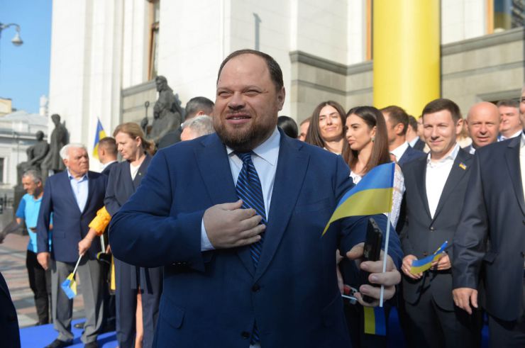 Урочиста церемонія підняття Прапора Незалежності України до Дня Державного Прапора України на площі Конституції перед будівлею Парламенту. В урочистостях взяли участь Голова Верховної Ради України Дмитро Разумков, Перший заступник Голови Руслан Стефанчук, Заступниця Голови Олена Кондратюк та народні депутати.