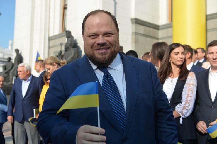 Урочиста церемонія підняття Прапора Незалежності України до Дня Державного Прапора України на площі Конституції перед будівлею Парламенту. В урочистостях взяли участь Голова Верховної Ради України Дмитро Разумков, Перший заступник Голови Руслан Стефанчук, Заступниця Голови Олена Кондратюк та народні депутати.