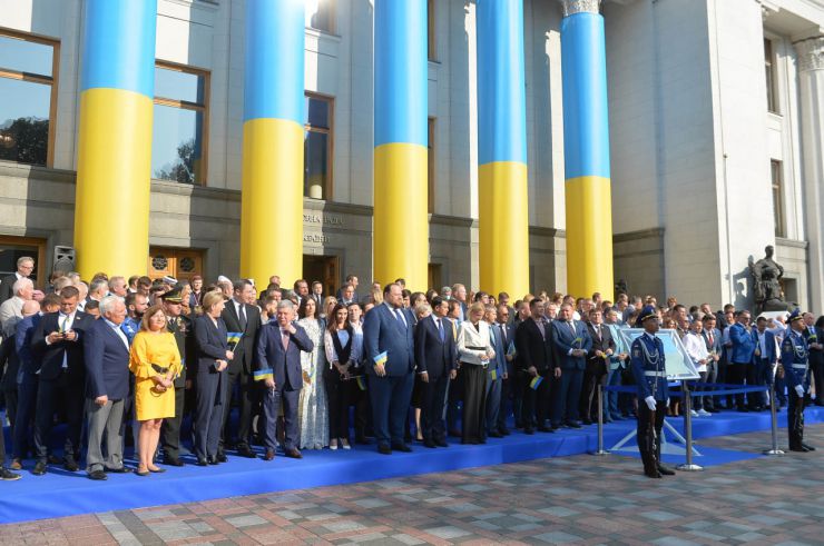 Урочиста церемонія підняття Прапора Незалежності України до Дня Державного Прапора України на площі Конституції перед будівлею Парламенту. В урочистостях взяли участь Голова Верховної Ради України Дмитро Разумков, Перший заступник Голови Руслан Стефанчук, Заступниця Голови Олена Кондратюк та народні депутати.