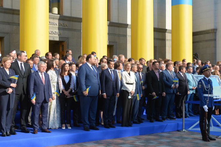 Урочиста церемонія підняття Прапора Незалежності України до Дня Державного Прапора України на площі Конституції перед будівлею Парламенту. В урочистостях взяли участь Голова Верховної Ради України Дмитро Разумков, Перший заступник Голови Руслан Стефанчук, Заступниця Голови Олена Кондратюк та народні депутати.