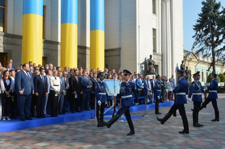 Урочиста церемонія підняття Прапора Незалежності України до Дня Державного Прапора України на площі Конституції перед будівлею Парламенту. В урочистостях взяли участь Голова Верховної Ради України Дмитро Разумков, Перший заступник Голови Руслан Стефанчук, Заступниця Голови Олена Кондратюк та народні депутати.