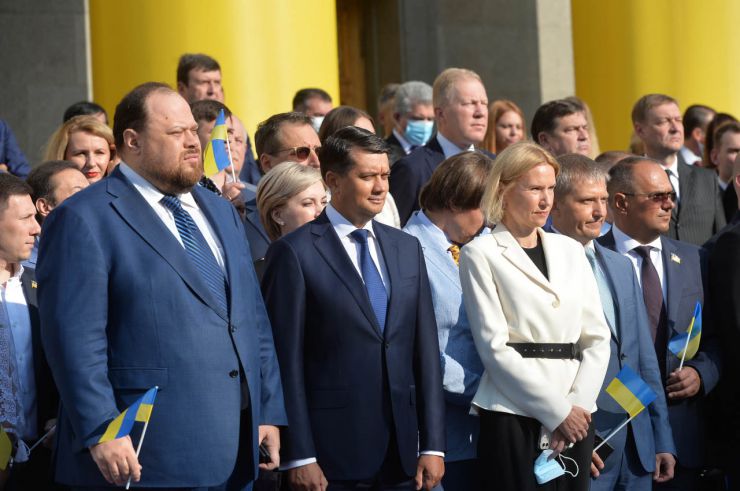 Урочиста церемонія підняття Прапора Незалежності України до Дня Державного Прапора України на площі Конституції перед будівлею Парламенту. В урочистостях взяли участь Голова Верховної Ради України Дмитро Разумков, Перший заступник Голови Руслан Стефанчук, Заступниця Голови Олена Кондратюк та народні депутати.
