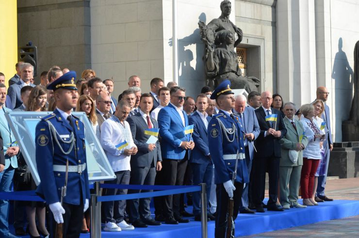 Урочиста церемонія підняття Прапора Незалежності України до Дня Державного Прапора України на площі Конституції перед будівлею Парламенту. В урочистостях взяли участь Голова Верховної Ради України Дмитро Разумков, Перший заступник Голови Руслан Стефанчук, Заступниця Голови Олена Кондратюк та народні депутати.