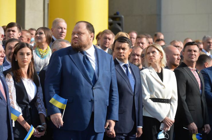 Урочиста церемонія підняття Прапора Незалежності України до Дня Державного Прапора України на площі Конституції перед будівлею Парламенту. В урочистостях взяли участь Голова Верховної Ради України Дмитро Разумков, Перший заступник Голови Руслан Стефанчук, Заступниця Голови Олена Кондратюк та народні депутати.