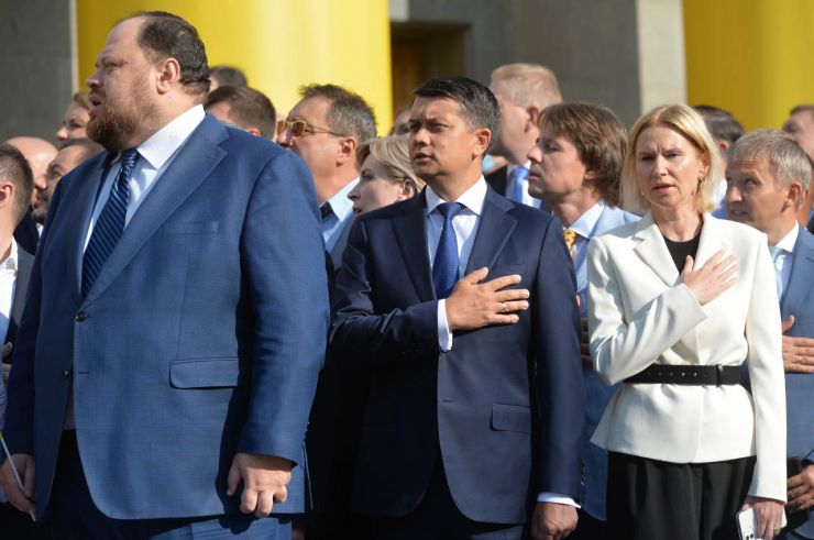 Урочиста церемонія підняття Прапора Незалежності України до Дня Державного Прапора України на площі Конституції перед будівлею Парламенту. В урочистостях взяли участь Голова Верховної Ради України Дмитро Разумков, Перший заступник Голови Руслан Стефанчук, Заступниця Голови Олена Кондратюк та народні депутати.