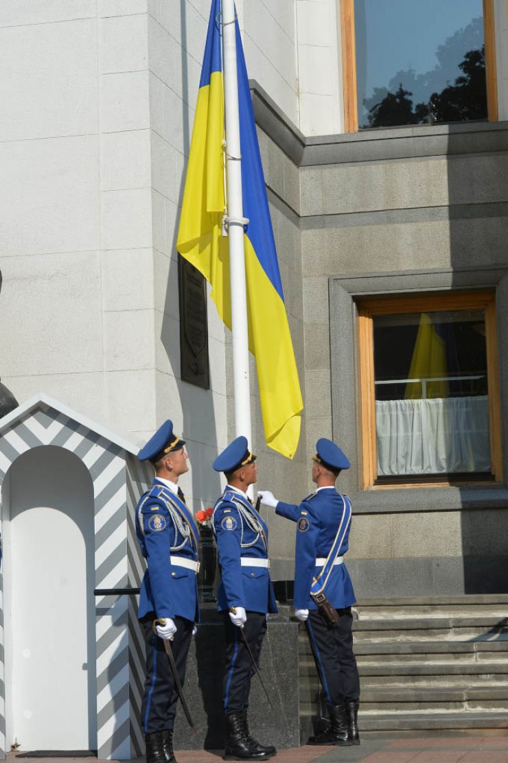 Урочиста церемонія підняття Прапора Незалежності України до Дня Державного Прапора України на площі Конституції перед будівлею Парламенту. В урочистостях взяли участь Голова Верховної Ради України Дмитро Разумков, Перший заступник Голови Руслан Стефанчук, Заступниця Голови Олена Кондратюк та народні депутати.