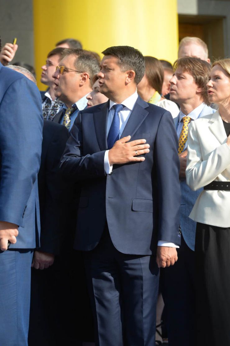 Урочиста церемонія підняття Прапора Незалежності України до Дня Державного Прапора України на площі Конституції перед будівлею Парламенту. В урочистостях взяли участь Голова Верховної Ради України Дмитро Разумков, Перший заступник Голови Руслан Стефанчук, Заступниця Голови Олена Кондратюк та народні депутати.