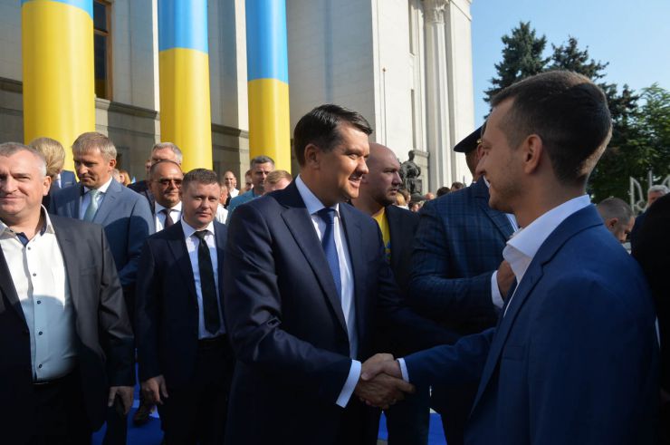 Урочиста церемонія підняття Прапора Незалежності України до Дня Державного Прапора України на площі Конституції перед будівлею Парламенту. В урочистостях взяли участь Голова Верховної Ради України Дмитро Разумков, Перший заступник Голови Руслан Стефанчук, Заступниця Голови Олена Кондратюк та народні депутати.