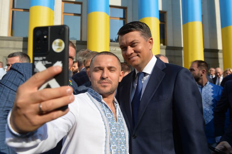 Урочиста церемонія підняття Прапора Незалежності України до Дня Державного Прапора України на площі Конституції перед будівлею Парламенту. В урочистостях взяли участь Голова Верховної Ради України Дмитро Разумков, Перший заступник Голови Руслан Стефанчук, Заступниця Голови Олена Кондратюк та народні депутати.
