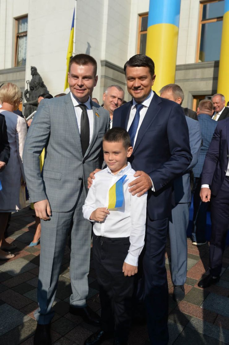Урочиста церемонія підняття Прапора Незалежності України до Дня Державного Прапора України на площі Конституції перед будівлею Парламенту. В урочистостях взяли участь Голова Верховної Ради України Дмитро Разумков, Перший заступник Голови Руслан Стефанчук, Заступниця Голови Олена Кондратюк та народні депутати.