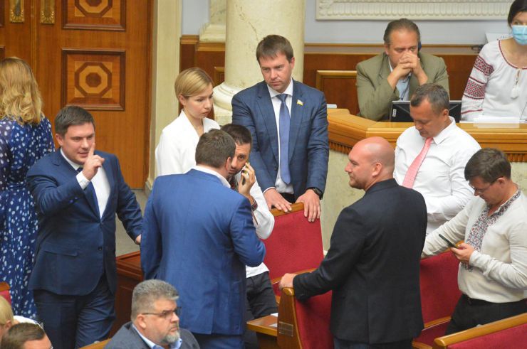 Позачергова сесія Верховної Ради України 24 серпня. Голосування у першому читанні  за проект Закону «Про великий Державний Герб України», № 5712.

