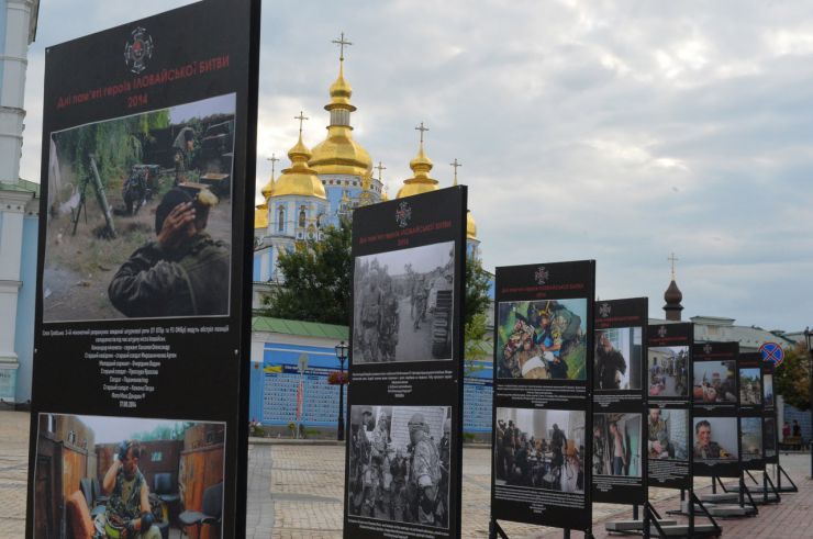У День пам'яті захисників України, які загинули в боротьбі за незалежність, суверенітет і територіальну цілісність України Голова Верховної Ради Дмитро Разумков, Президент України Володимир Зеленський, керівник Офісу Президента Андрій Єрмак, Прем’єр-міністр Денис Шмигаль поклали квіти до Стіни пам’яті полеглих за нашу державу (вул.Трьохсвятительська, Київ).