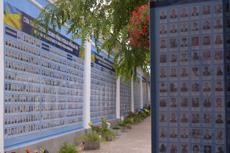 У День пам'яті захисників України, які загинули в боротьбі за незалежність, суверенітет і територіальну цілісність України Голова Верховної Ради Дмитро Разумков, Президент України Володимир Зеленський, керівник Офісу Президента Андрій Єрмак, Прем’єр-міністр Денис Шмигаль поклали квіти до Стіни пам’яті полеглих за нашу державу (вул.Трьохсвятительська, Київ).
