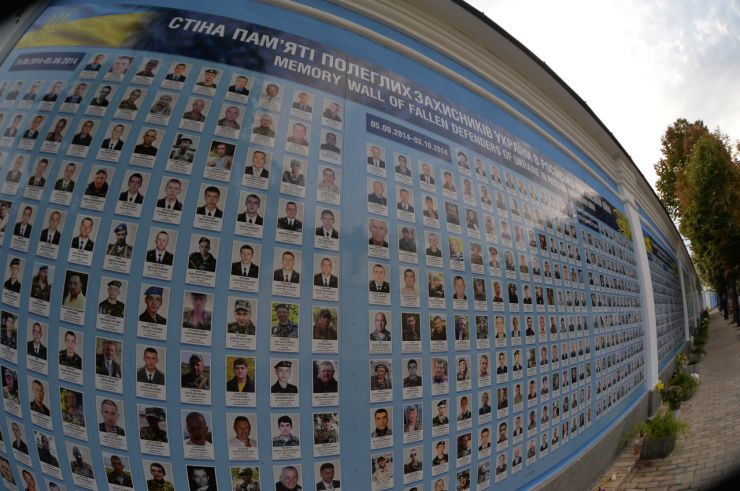 У День пам'яті захисників України, які загинули в боротьбі за незалежність, суверенітет і територіальну цілісність України Голова Верховної Ради Дмитро Разумков, Президент України Володимир Зеленський, керівник Офісу Президента Андрій Єрмак, Прем’єр-міністр Денис Шмигаль поклали квіти до Стіни пам’яті полеглих за нашу державу (вул.Трьохсвятительська, Київ).