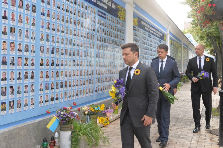 У День пам'яті захисників України, які загинули в боротьбі за незалежність, суверенітет і територіальну цілісність України Голова Верховної Ради Дмитро Разумков, Президент України Володимир Зеленський, керівник Офісу Президента Андрій Єрмак, Прем’єр-міністр Денис Шмигаль поклали квіти до Стіни пам’яті полеглих за нашу державу (вул.Трьохсвятительська, Київ).