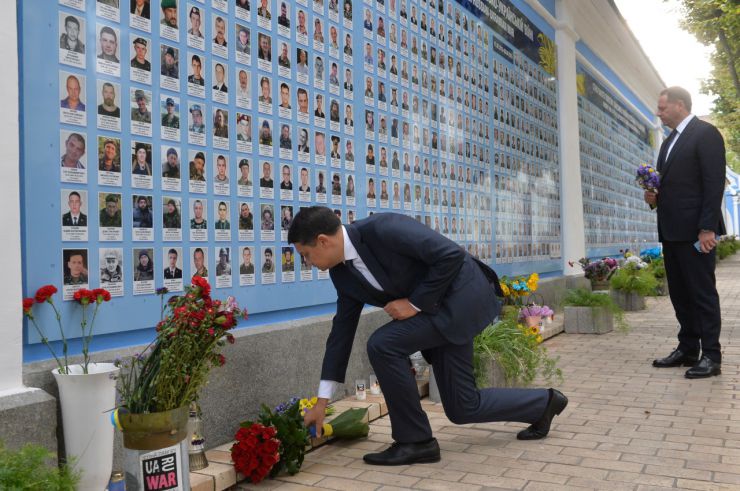 У День пам'яті захисників України, які загинули в боротьбі за незалежність, суверенітет і територіальну цілісність України Голова Верховної Ради Дмитро Разумков, Президент України Володимир Зеленський, керівник Офісу Президента Андрій Єрмак, Прем’єр-міністр Денис Шмигаль поклали квіти до Стіни пам’яті полеглих за нашу державу (вул.Трьохсвятительська, Київ).