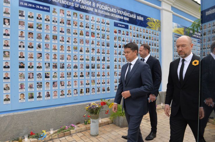 У День пам'яті захисників України, які загинули в боротьбі за незалежність, суверенітет і територіальну цілісність України Голова Верховної Ради Дмитро Разумков, Президент України Володимир Зеленський, керівник Офісу Президента Андрій Єрмак, Прем’єр-міністр Денис Шмигаль поклали квіти до Стіни пам’яті полеглих за нашу державу (вул.Трьохсвятительська, Київ).