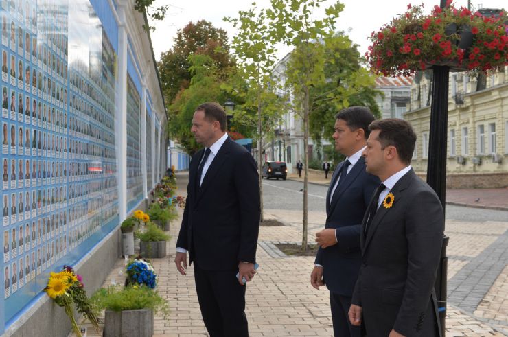 У День пам'яті захисників України, які загинули в боротьбі за незалежність, суверенітет і територіальну цілісність України Голова Верховної Ради Дмитро Разумков, Президент України Володимир Зеленський, керівник Офісу Президента Андрій Єрмак, Прем’єр-міністр Денис Шмигаль поклали квіти до Стіни пам’яті полеглих за нашу державу (вул.Трьохсвятительська, Київ).