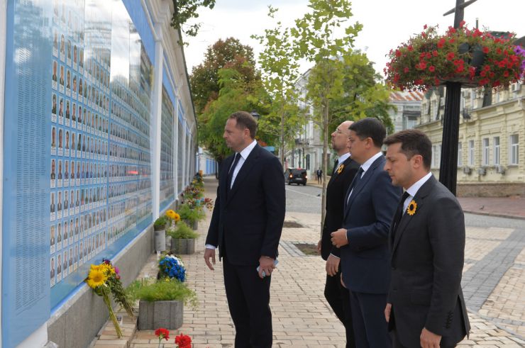 У День пам'яті захисників України, які загинули в боротьбі за незалежність, суверенітет і територіальну цілісність України Голова Верховної Ради Дмитро Разумков, Президент України Володимир Зеленський, керівник Офісу Президента Андрій Єрмак, Прем’єр-міністр Денис Шмигаль поклали квіти до Стіни пам’яті полеглих за нашу державу (вул.Трьохсвятительська, Київ).