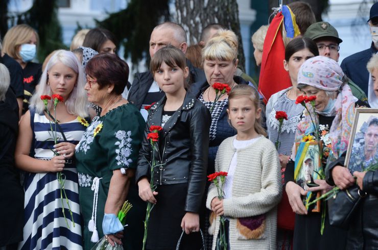 У День пам'яті захисників України, які загинули в боротьбі за незалежність, суверенітет і територіальну цілісність України Голова Верховної Ради Дмитро Разумков, Президент України Володимир Зеленський, керівник Офісу Президента Андрій Єрмак, Прем’єр-міністр Денис Шмигаль, Міністр оборони України Андрій Таран взяли участь у церемоніалі вшанування загиблих героїв у Меморіальному комплексі на території Міністерства оборони України. 
