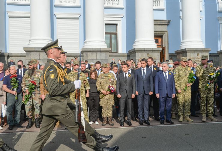 У День пам'яті захисників України, які загинули в боротьбі за незалежність, суверенітет і територіальну цілісність України Голова Верховної Ради Дмитро Разумков, Президент України Володимир Зеленський, керівник Офісу Президента Андрій Єрмак, Прем’єр-міністр Денис Шмигаль, Міністр оборони України Андрій Таран взяли участь у церемоніалі вшанування загиблих героїв у Меморіальному комплексі на території Міністерства оборони України. 