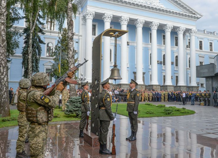 У День пам'яті захисників України, які загинули в боротьбі за незалежність, суверенітет і територіальну цілісність України Голова Верховної Ради Дмитро Разумков, Президент України Володимир Зеленський, керівник Офісу Президента Андрій Єрмак, Прем’єр-міністр Денис Шмигаль, Міністр оборони України Андрій Таран взяли участь у церемоніалі вшанування загиблих героїв у Меморіальному комплексі на території Міністерства оборони України. 
