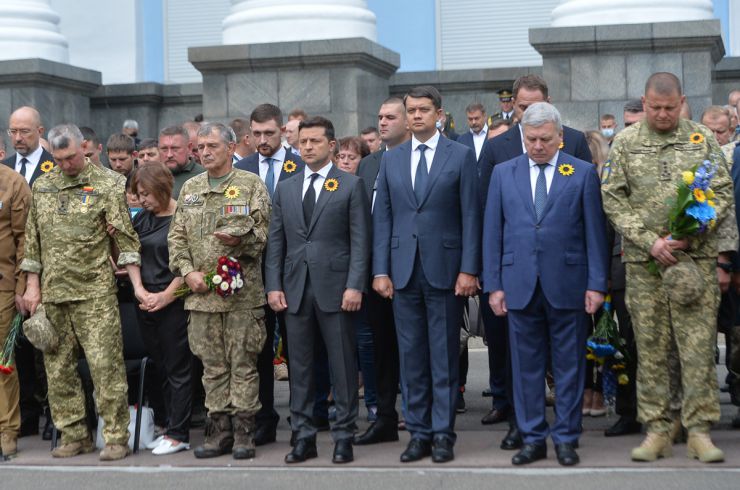 У День пам'яті захисників України, які загинули в боротьбі за незалежність, суверенітет і територіальну цілісність України Голова Верховної Ради Дмитро Разумков, Президент України Володимир Зеленський, керівник Офісу Президента Андрій Єрмак, Прем’єр-міністр Денис Шмигаль, Міністр оборони України Андрій Таран взяли участь у церемоніалі вшанування загиблих героїв у Меморіальному комплексі на території Міністерства оборони України. 