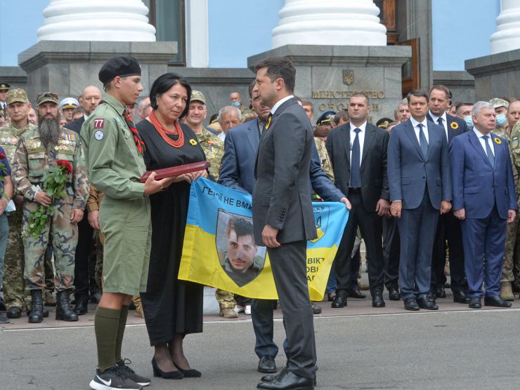 У День пам'яті захисників України, які загинули в боротьбі за незалежність, суверенітет і територіальну цілісність України Голова Верховної Ради Дмитро Разумков, Президент України Володимир Зеленський, керівник Офісу Президента Андрій Єрмак, Прем’єр-міністр Денис Шмигаль, Міністр оборони України Андрій Таран взяли участь у церемоніалі вшанування загиблих героїв у Меморіальному комплексі на території Міністерства оборони України. 
