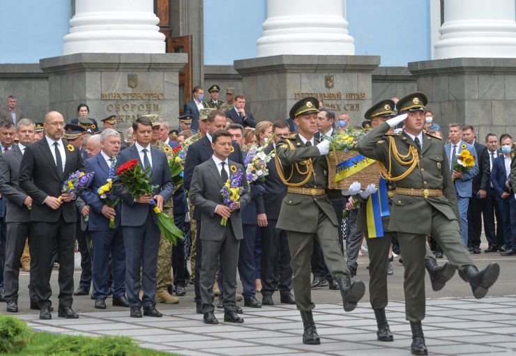 У День пам'яті захисників України, які загинули в боротьбі за незалежність, суверенітет і територіальну цілісність України Голова Верховної Ради Дмитро Разумков, Президент України Володимир Зеленський, керівник Офісу Президента Андрій Єрмак, Прем’єр-міністр Денис Шмигаль, Міністр оборони України Андрій Таран взяли участь у церемоніалі вшанування загиблих героїв у Меморіальному комплексі на території Міністерства оборони України. 
