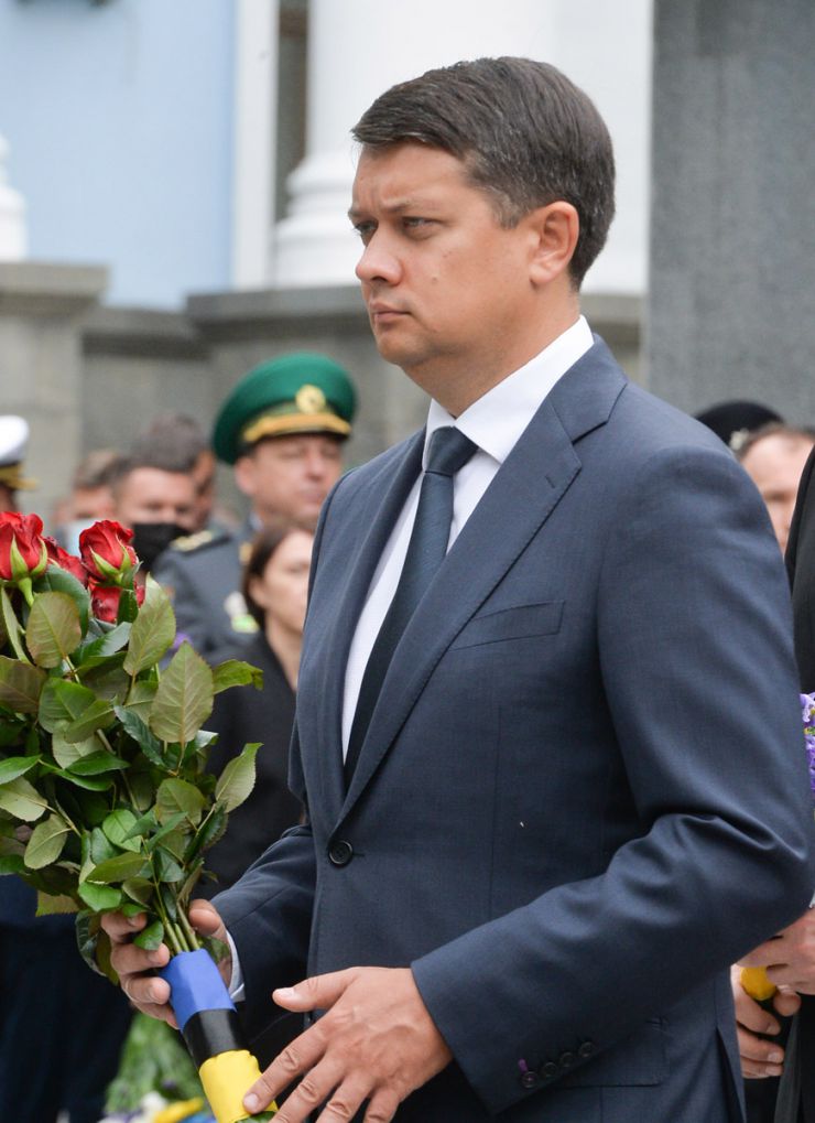 У День пам'яті захисників України, які загинули в боротьбі за незалежність, суверенітет і територіальну цілісність України Голова Верховної Ради Дмитро Разумков, Президент України Володимир Зеленський, керівник Офісу Президента Андрій Єрмак, Прем’єр-міністр Денис Шмигаль, Міністр оборони України Андрій Таран взяли участь у церемоніалі вшанування загиблих героїв у Меморіальному комплексі на території Міністерства оборони України. 