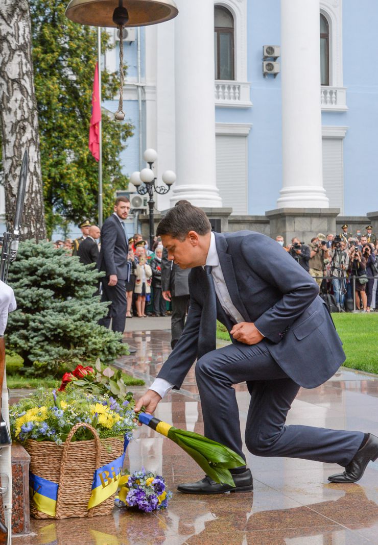У День пам'яті захисників України, які загинули в боротьбі за незалежність, суверенітет і територіальну цілісність України Голова Верховної Ради Дмитро Разумков, Президент України Володимир Зеленський, керівник Офісу Президента Андрій Єрмак, Прем’єр-міністр Денис Шмигаль, Міністр оборони України Андрій Таран взяли участь у церемоніалі вшанування загиблих героїв у Меморіальному комплексі на території Міністерства оборони України. 