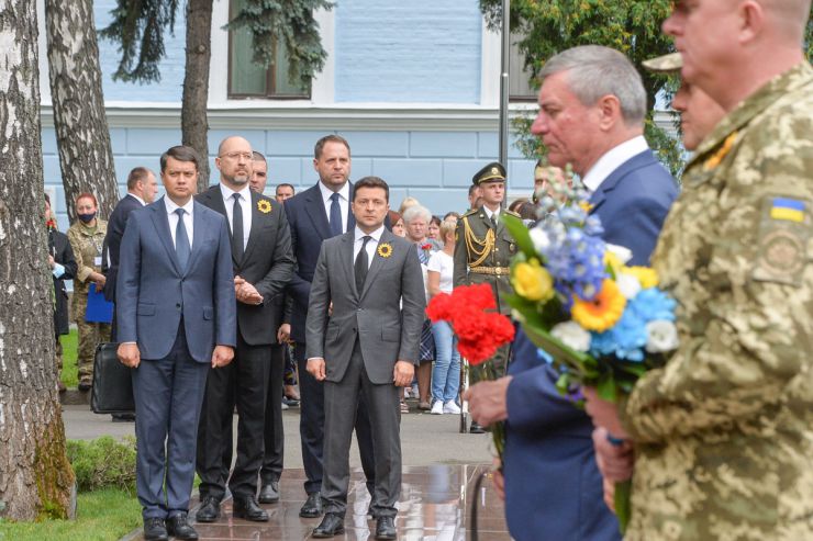 У День пам'яті захисників України, які загинули в боротьбі за незалежність, суверенітет і територіальну цілісність України Голова Верховної Ради Дмитро Разумков, Президент України Володимир Зеленський, керівник Офісу Президента Андрій Єрмак, Прем’єр-міністр Денис Шмигаль, Міністр оборони України Андрій Таран взяли участь у церемоніалі вшанування загиблих героїв у Меморіальному комплексі на території Міністерства оборони України. 