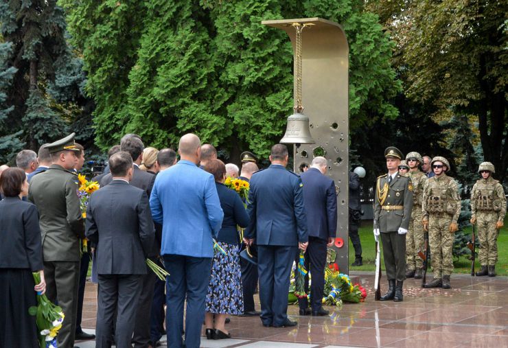 У День пам'яті захисників України, які загинули в боротьбі за незалежність, суверенітет і територіальну цілісність України Голова Верховної Ради Дмитро Разумков, Президент України Володимир Зеленський, керівник Офісу Президента Андрій Єрмак, Прем’єр-міністр Денис Шмигаль, Міністр оборони України Андрій Таран взяли участь у церемоніалі вшанування загиблих героїв у Меморіальному комплексі на території Міністерства оборони України. 