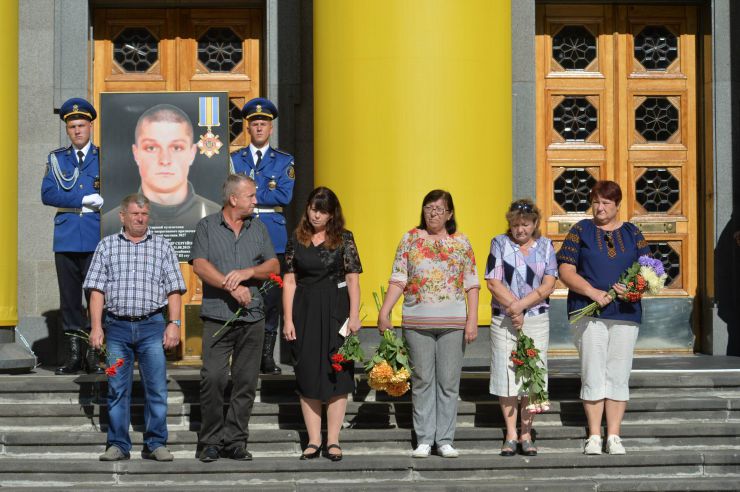 Голова Верховної Ради України Дмитро Разумков взяв участь у церемонії вшанування пам’яті військовослужбовців Нацгвардії, які загинули під час несення служби 31 серпня 2015 року біля Верховної Ради України 
У церемонії також взяли участь: Заступниця Голови Верховної Ради України Олена Кондратюк, голови комітетів і фракцій Верховної Ради України, Міністр внутрішніх справ України Денис Монастирський, Командувач Національної гвардії України Микола Балан, члени родин загиблих.
Церемонія відбулася на площі Конституції біля Верховної Ради України.
