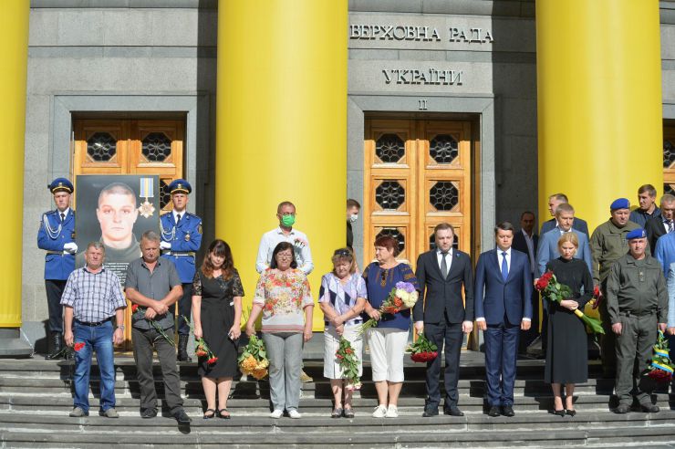 Голова Верховної Ради України Дмитро Разумков взяв участь у церемонії вшанування пам’яті військовослужбовців Нацгвардії, які загинули під час несення служби 31 серпня 2015 року біля Верховної Ради України 
У церемонії також взяли участь: Заступниця Голови Верховної Ради України Олена Кондратюк, голови комітетів і фракцій Верховної Ради України, Міністр внутрішніх справ України Денис Монастирський, Командувач Національної гвардії України Микола Балан, члени родин загиблих.
Церемонія відбулася на площі Конституції біля Верховної Ради України.
Члени родин загиблих та міністр внутрішніх справ Денис Монастирський,  Голова ВР Дмитро Разумков, заст Голови ВР Олена Кондратюк, Командувач Національної гвардії України генерал-полковник Микола Балан 
