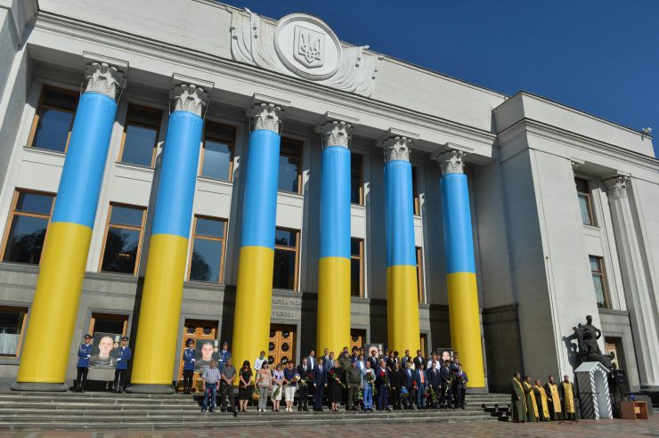 Голова Верховної Ради України Дмитро Разумков взяв участь у церемонії вшанування пам’яті військовослужбовців Нацгвардії, які загинули під час несення служби 31 серпня 2015 року біля Верховної Ради України 
У церемонії також взяли участь: Заступниця Голови Верховної Ради України Олена Кондратюк, голови комітетів і фракцій Верховної Ради України, Міністр внутрішніх справ України Денис Монастирський, Командувач Національної гвардії України Микола Балан, члени родин загиблих.
Церемонія відбулася на площі Конституції біля Верховної Ради України.
