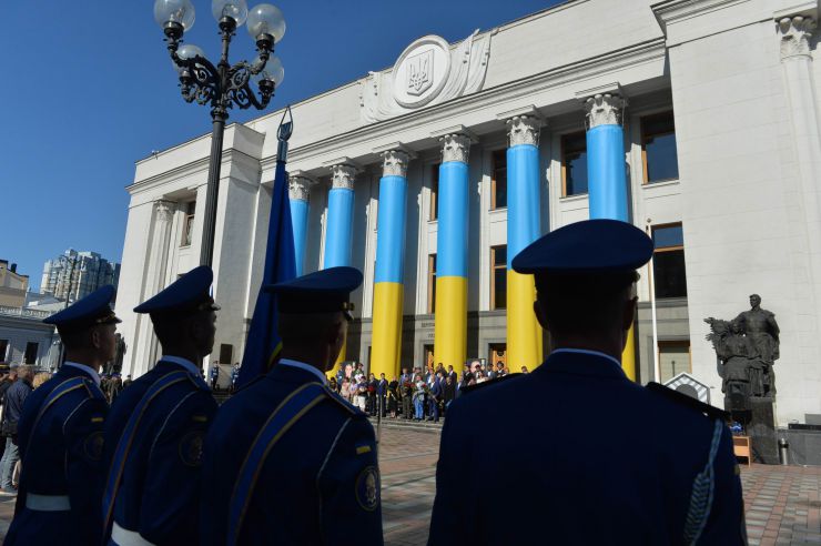 Голова Верховної Ради України Дмитро Разумков взяв участь у церемонії вшанування пам’яті військовослужбовців Нацгвардії, які загинули під час несення служби 31 серпня 2015 року біля Верховної Ради України 
У церемонії також взяли участь: Заступниця Голови Верховної Ради України Олена Кондратюк, голови комітетів і фракцій Верховної Ради України, Міністр внутрішніх справ України Денис Монастирський, Командувач Національної гвардії України Микола Балан, члени родин загиблих.
Церемонія відбулася на площі Конституції біля Верховної Ради України.
