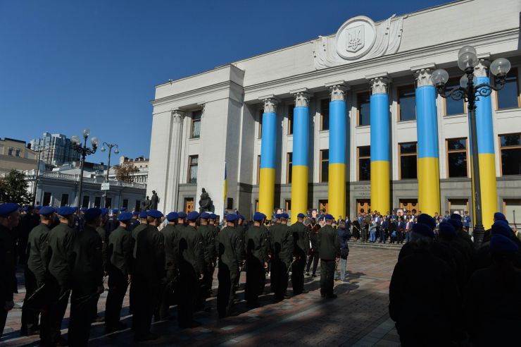 Голова Верховної Ради України Дмитро Разумков взяв участь у церемонії вшанування пам’яті військовослужбовців Нацгвардії, які загинули під час несення служби 31 серпня 2015 року біля Верховної Ради України 
У церемонії також взяли участь: Заступниця Голови Верховної Ради України Олена Кондратюк, голови комітетів і фракцій Верховної Ради України, Міністр внутрішніх справ України Денис Монастирський, Командувач Національної гвардії України Микола Балан, члени родин загиблих.
Церемонія відбулася на площі Конституції біля Верховної Ради України.
