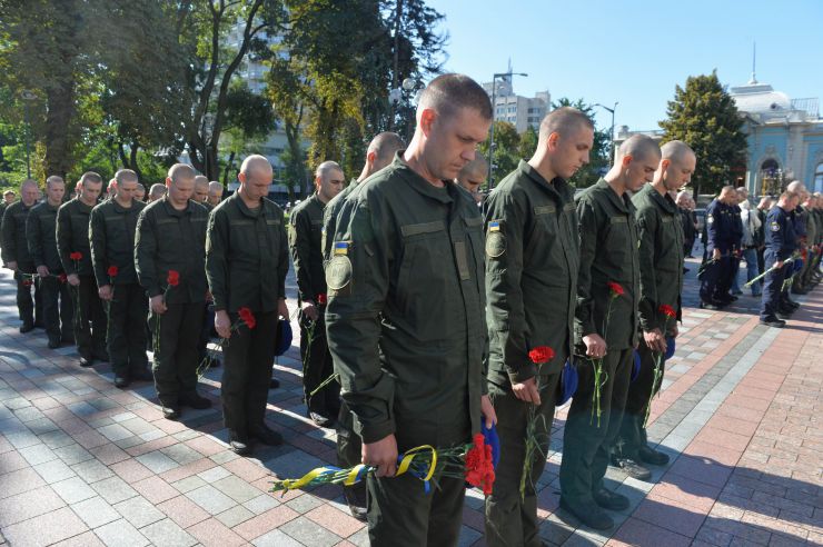 Голова Верховної Ради України Дмитро Разумков взяв участь у церемонії вшанування пам’яті військовослужбовців Нацгвардії, які загинули під час несення служби 31 серпня 2015 року біля Верховної Ради України 
У церемонії також взяли участь: Заступниця Голови Верховної Ради України Олена Кондратюк, голови комітетів і фракцій Верховної Ради України, Міністр внутрішніх справ України Денис Монастирський, Командувач Національної гвардії України Микола Балан, члени родин загиблих.
Церемонія відбулася на площі Конституції біля Верховної Ради України.
