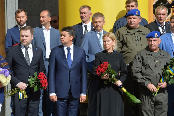 Голова Верховної Ради України Дмитро Разумков взяв участь у церемонії вшанування пам’яті військовослужбовців Нацгвардії, які загинули під час несення служби 31 серпня 2015 року біля Верховної Ради України 
У церемонії також взяли участь: Заступниця Голови Верховної Ради України Олена Кондратюк, голови комітетів і фракцій Верховної Ради України, Міністр внутрішніх справ України Денис Монастирський, Командувач Національної гвардії України Микола Балан, члени родин загиблих.
Церемонія відбулася на площі Конституції біля Верховної Ради України. Перший ряд: міністр внутрішніх справ Денис Монастирський,  Голова ВР Дмитро Разумков, заст Голови ВР Олена Кондратюк, Командувач Національної гвардії України генерал-полковник Микола Балан 
